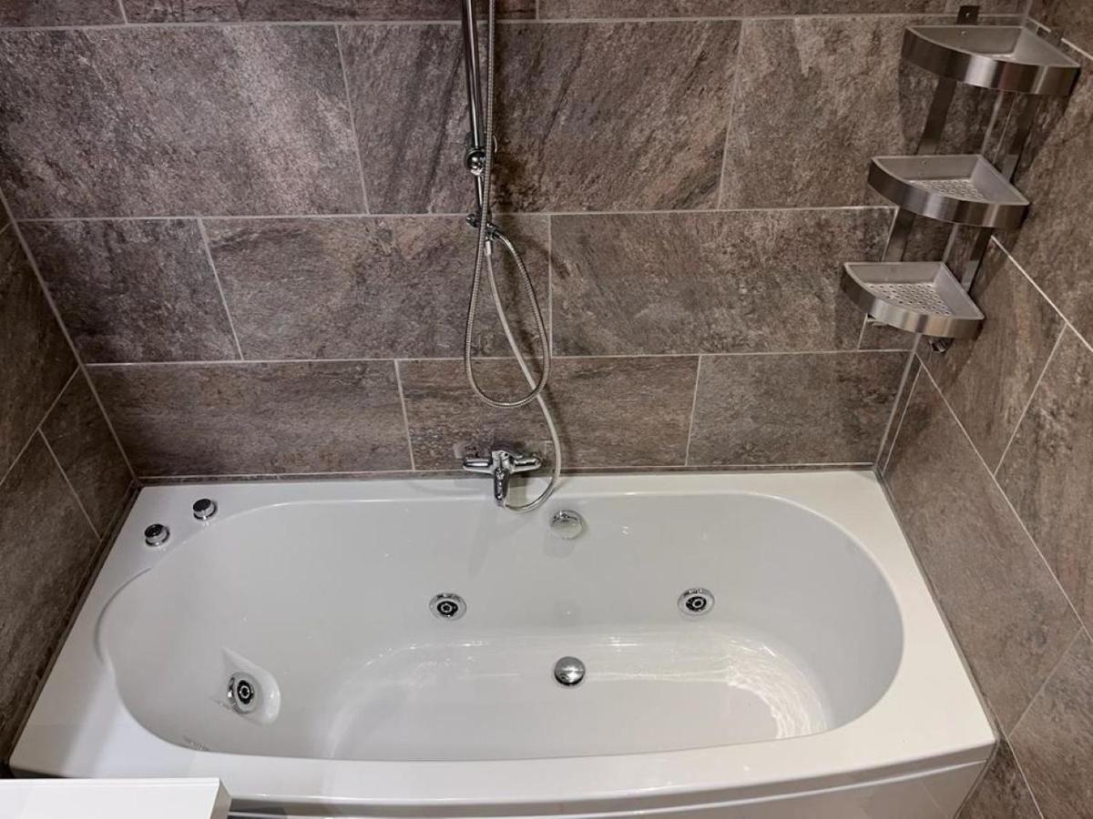 Comfortabele Woning Met Omheinde Tuin Aan Water Voor 12 P Остбург Экстерьер фото